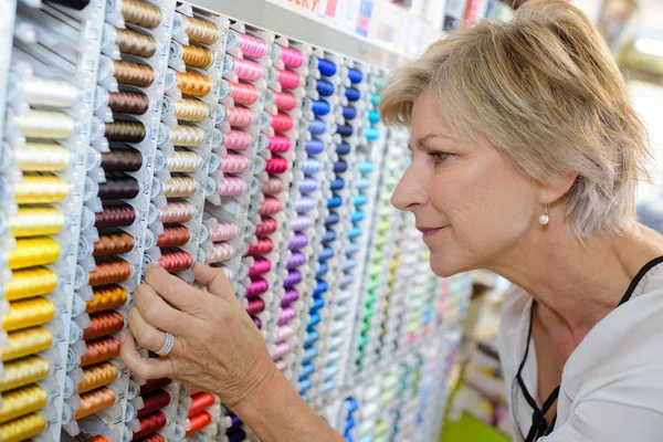 Choosing threads and choosing — Stock Photo, Image