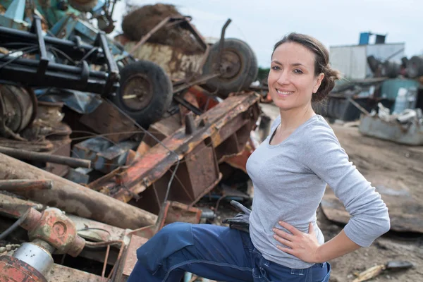 Žena pracující na šroťák auto — Stock fotografie