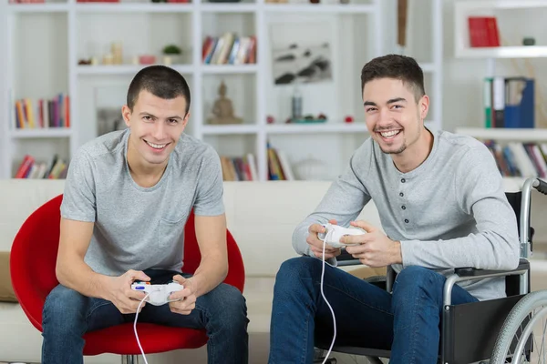 Two young men playing video game — Stock Photo, Image