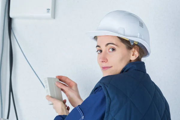 Lavoratrice che indossa un cappello duro — Foto Stock