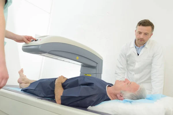 Arts stelt aan een patiënt x-ray machine — Stockfoto