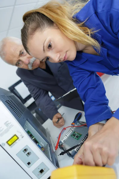 Buchse mit digitalem Multimeter auf der Hauptplatine — Stockfoto