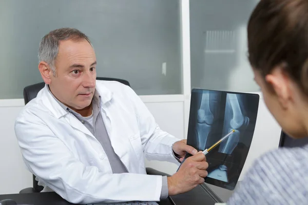 Examen d'imagerie par rayons X du docteur sur l'ordinateur portable — Photo