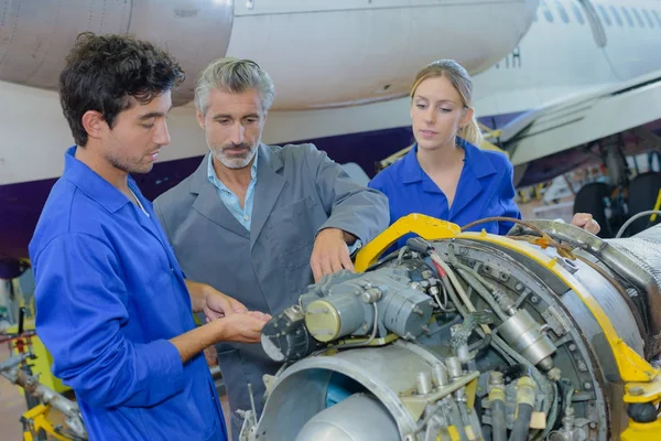 Studenter runt flygplan turbin — Stockfoto