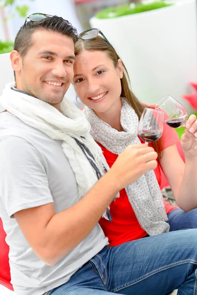 Paar trinkt am Wochenende Wein — Stockfoto