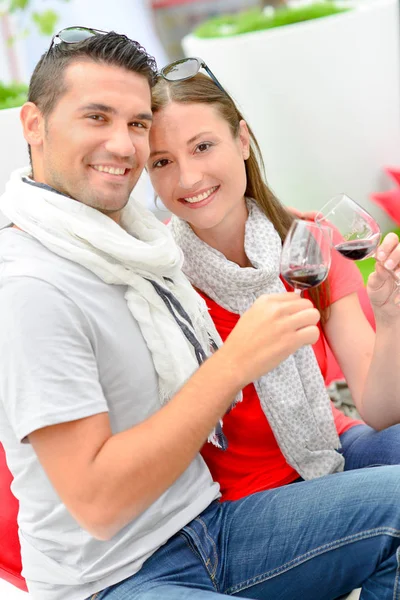 Pareja bebiendo vino en el fin de semana — Foto de Stock