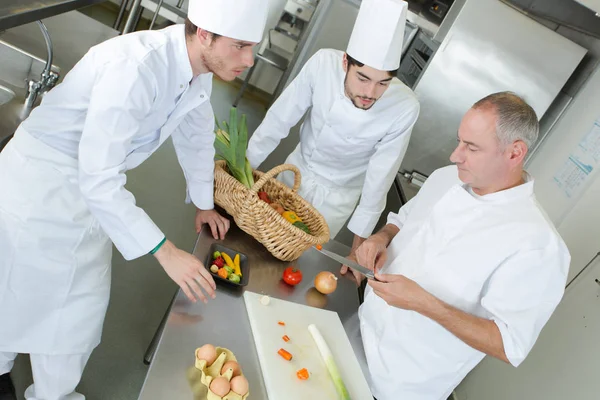 Insegnante Aiutare gli studenti di formazione a lavorare nel catering — Foto Stock