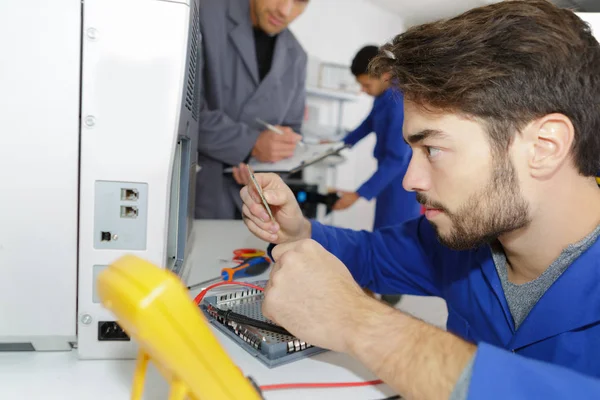 Man fixing a device using a screwdriver — Stock Photo, Image