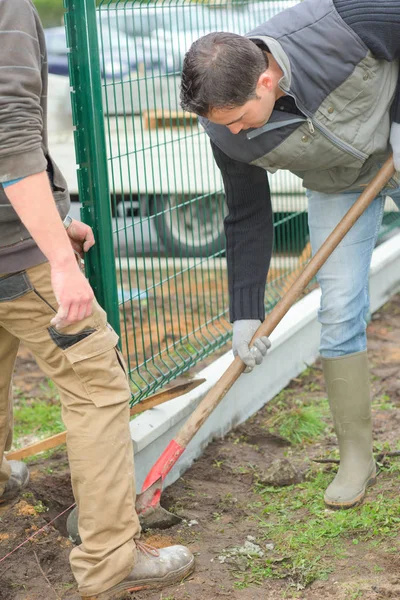 Att sätta upp ett staket i trädgården — Stockfoto