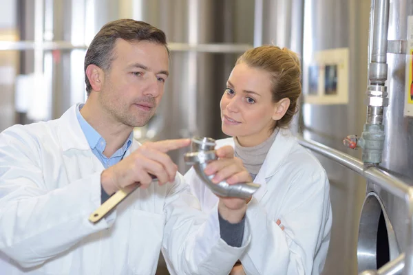 Fabrikarbeiter im industriellen Prozess — Stockfoto