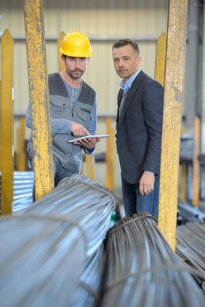 Engenheiro masculino fala sobre trabalhar com um trabalhador — Fotografia de Stock