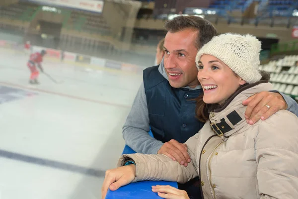 Para, oglądając grę w hokeja na lodzie — Zdjęcie stockowe