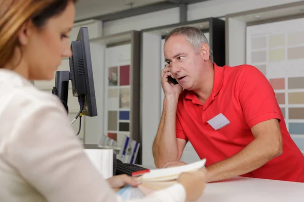 In de winkel en werk — Stockfoto