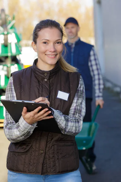 Frau hält Klemmbrett und ist glücklich — Stockfoto