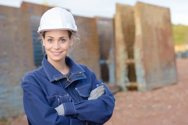 Mujer capataz posando junto a una obra de construcción — Foto de Stock