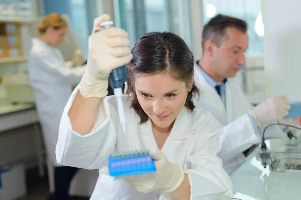 Laboratoriumtechnicus met behulp van een precisiepipet — Stockfoto