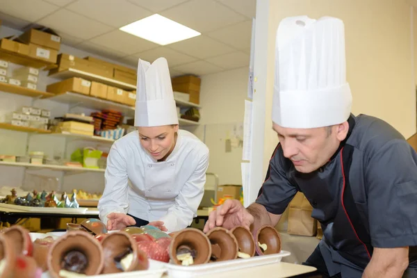 Čokoládové craftmaking a kuchař — Stock fotografie