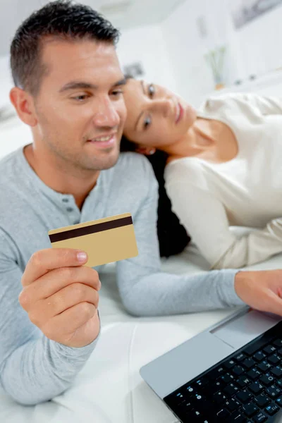 Νεαρό ζευγάρι με πιστωτική κάρτα και το laptop — Φωτογραφία Αρχείου