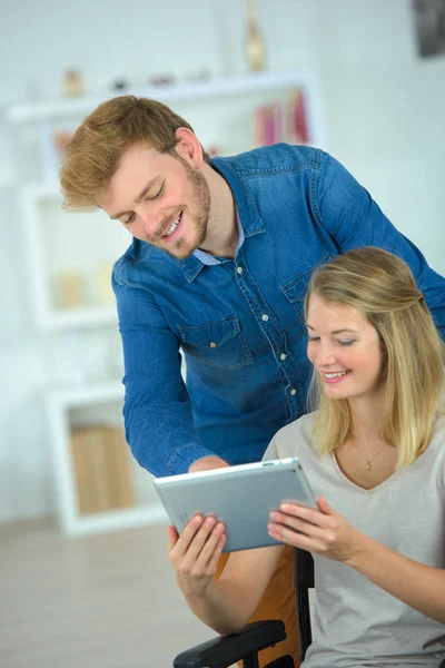 Menu de verificação casal feliz no tablet — Fotografia de Stock