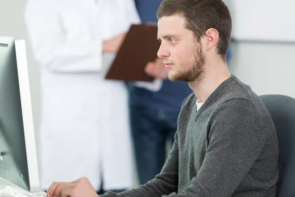 Fröhlich fröhlicher Student erledigt Aufgabe und schreibt auf Laptop — Stockfoto