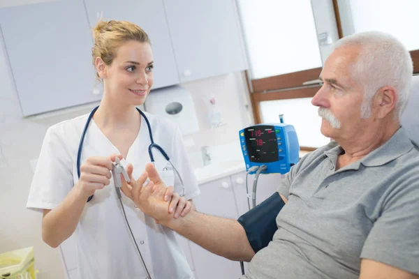 Krankenschwester bereitet ein Gerät am Finger vor — Stockfoto