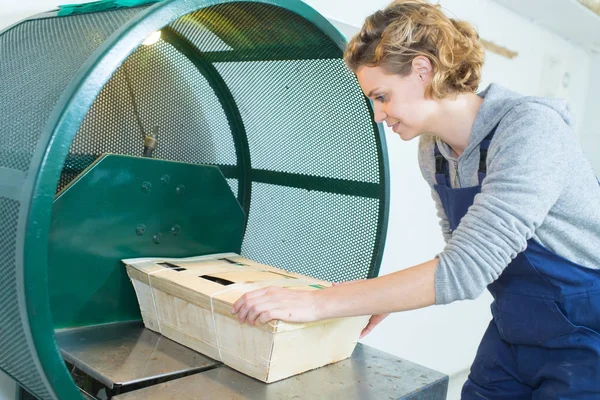 Kvinnliga arbetare förbereder ostron för leverans — Stockfoto