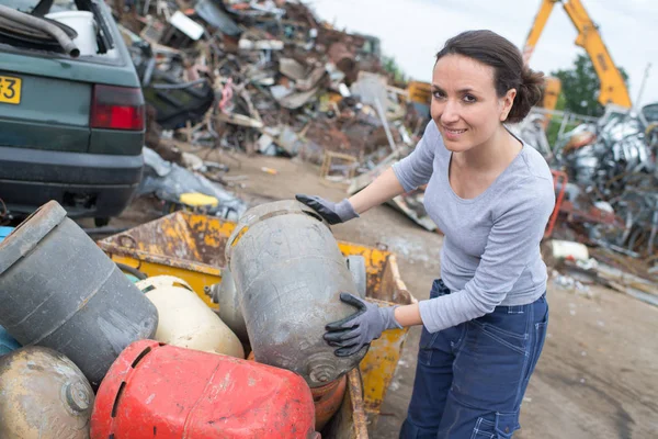 Female worker at a scrap yard — Stock Photo, Image