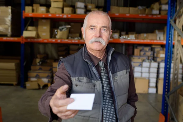 Hombre mayor con una caja de entrega — Foto de Stock