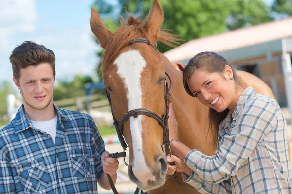 Entusiastas do cavalo posando e cavalo — Fotografia de Stock