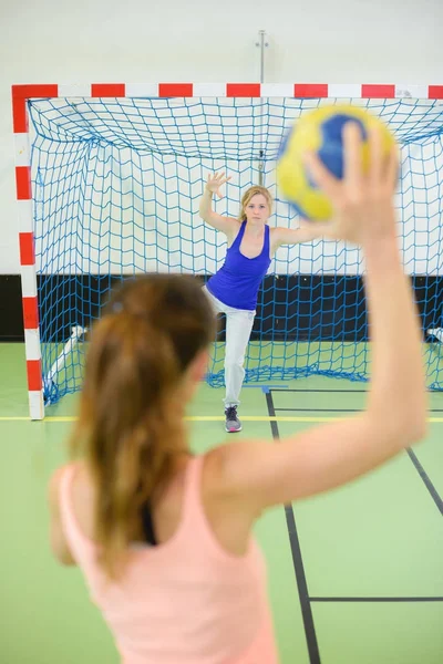 Deportista dispuesta a jugar balonmano —  Fotos de Stock