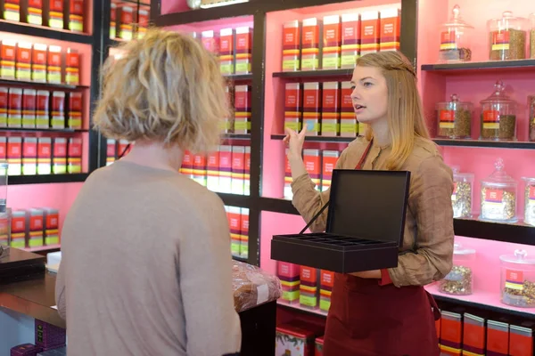 Vrouw winkelen in een parfumerie — Stockfoto
