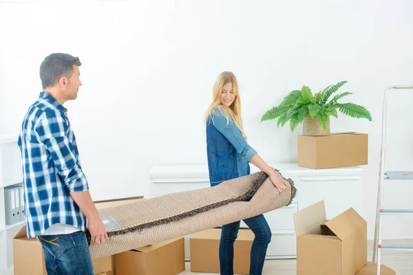 Couple moving into their new home — Stock Photo, Image