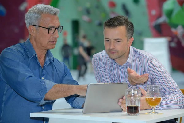 Two businessmen working in a bar — Stock Photo, Image