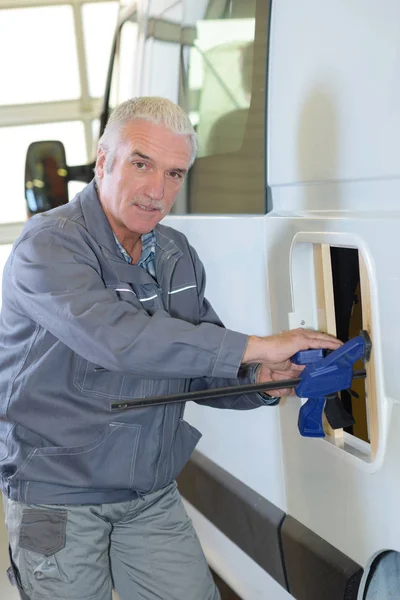 Portret van reparateur met bus — Stockfoto