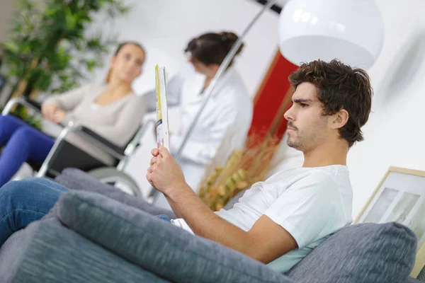 Mensen wachten op de dokter in de lobby van het ziekenhuis — Stockfoto