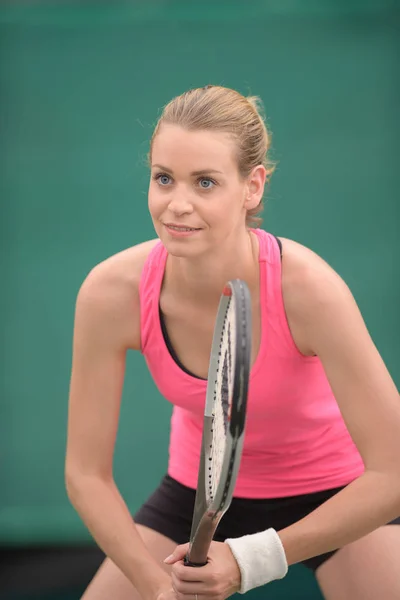 Mujer joven con raqueta de tenis — Foto de Stock