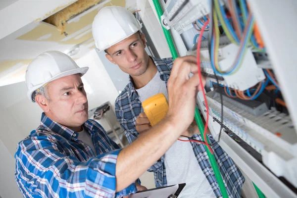 Informator instruera trainee elektriker — Stockfoto