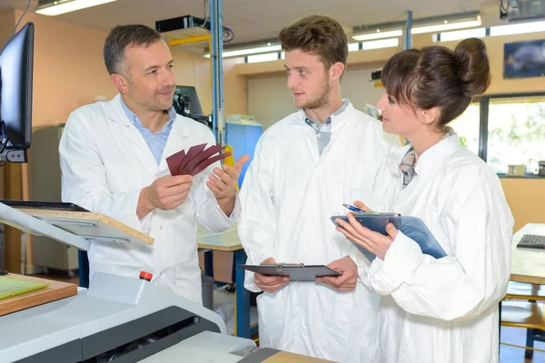 Undervisning de framtida materiella ingenjörerna — Stockfoto