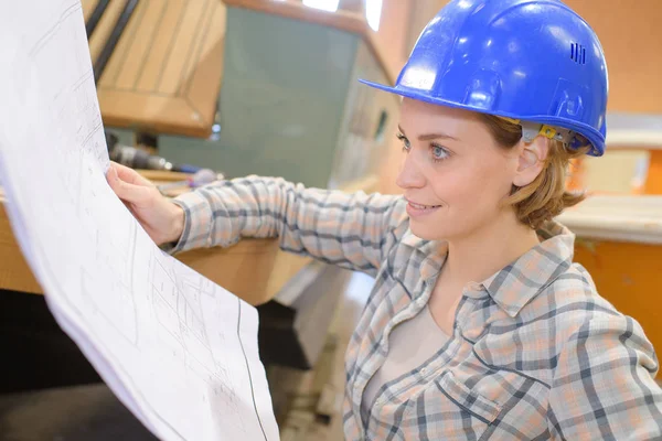 Arquiteto mulher com capacete e planos — Fotografia de Stock