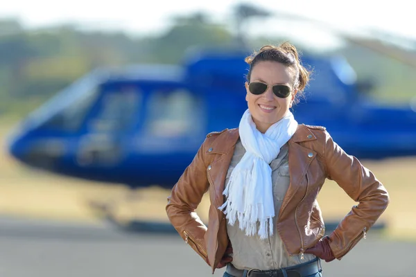 Jovem piloto de helicóptero mulher — Fotografia de Stock