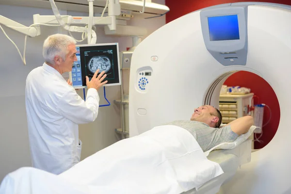 Arzt und Patient beim gemeinsamen Röntgen im Krankenhaus — Stockfoto