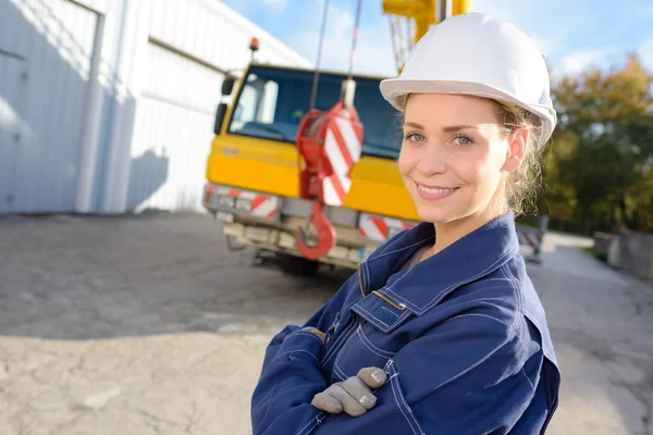 Porträt einer Dame vor einem Kran — Stockfoto