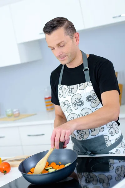 Father preparing meal and cooking — Stock Photo, Image