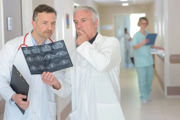 Radiólogos mirando rayos X en el pasillo del hospital — Foto de Stock