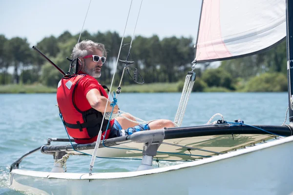 Uomo in barca a vela — Foto Stock