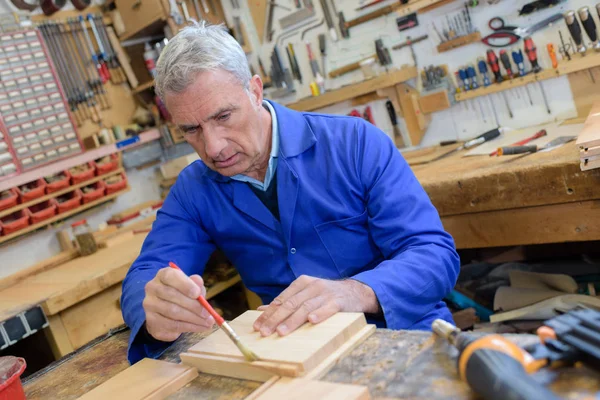 Artesano trabajando y hombre —  Fotos de Stock