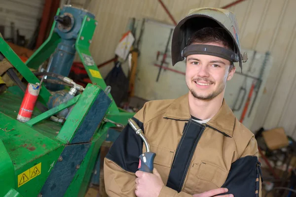 Szczęśliwy uczeń spawacz w pracy w zakładzie — Zdjęcie stockowe