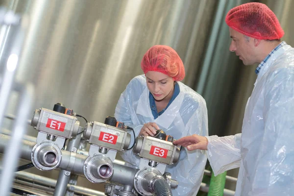 Workers in a bottling plant — Stock Photo, Image