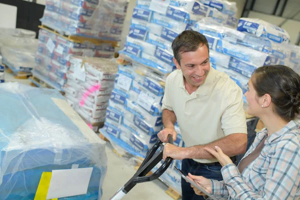 Magazijn werknemers een gesprek — Stockfoto