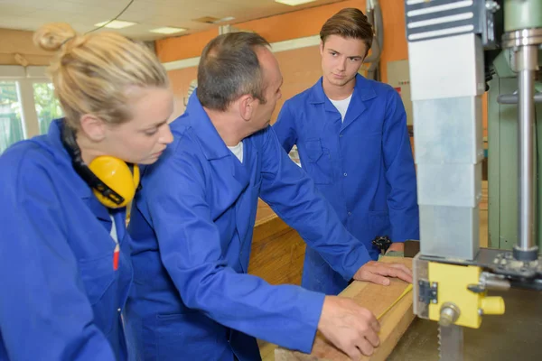 Tischler im Gespräch mit männlichem Lehrling — Stockfoto